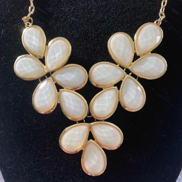 Shimmery petals statement necklace - Picture 2 of 7